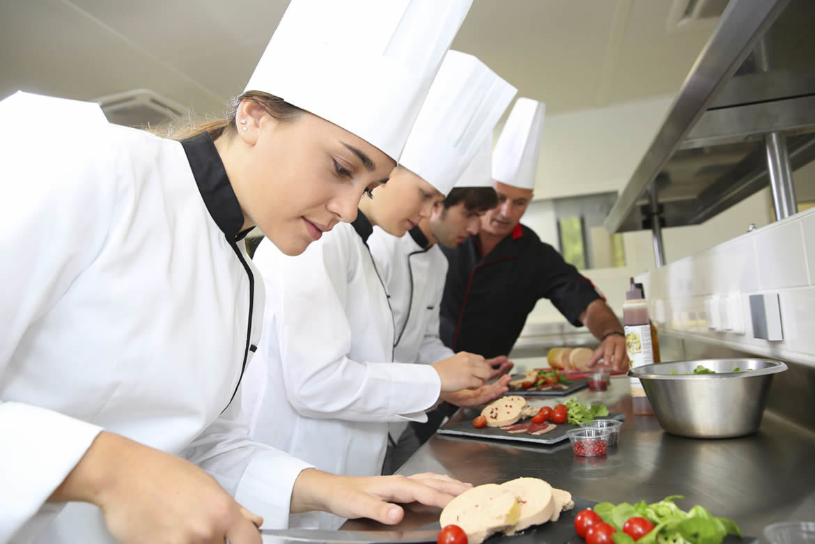 Dia do Cozinheiro ou Cozinheira é comemorado hoje no Brasil.