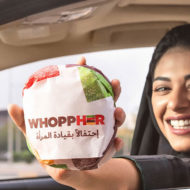 Burger King dá Whoppers para mulheres motoristas na Arábia Saudita