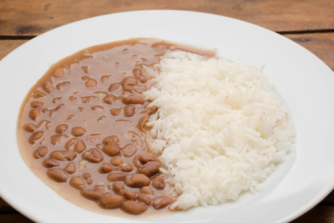 Por que arroz e feijão são típicos da culinária brasileira?