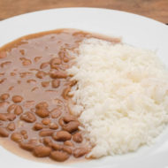 Por que arroz e feijão são típicos da culinária brasileira?