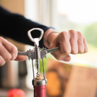 Três maneiras de abrir uma garrafa de vinho sem usar o saca-rolhas