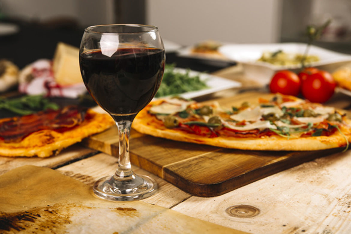 Descubra qual sabor de pizza combina com seu vinho favorito