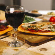 Descubra qual sabor de pizza combina com seu vinho favorito